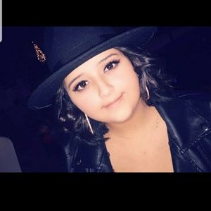 Meet your Posher, Alicia